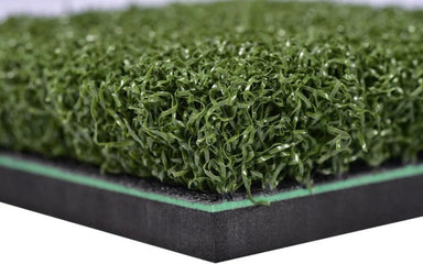 24/7 Golf Premium Master Mat ingezoomd op het gras