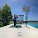 Flightscope Mevo Gen 2 Launch Monitor, im Garten neben dem Wasser aufgebaut, in Kombination mit einem Golfnetz genutzt, wobei alle Daten auf dem iPad angezeigt werden.