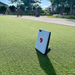 Flightscope Mevo Gen 2 Launch Monitor – im Einsatz auf der Driving Range, auf der Abschlagmatte platziert.