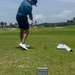 Flightscope Mevo Gen 2 Launch Monitor – im Einsatz auf der Driving Range, genutzt von einer Person, die einen Golfball schlägt, während die Daten vom Launch Monitor gemessen werden.