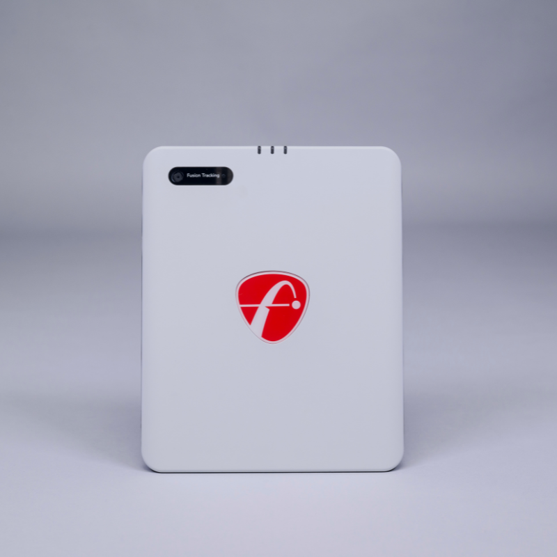 Flightscope Mevo Gen 2 launch monitor, Vorderansicht mit grauem Hintergrund.