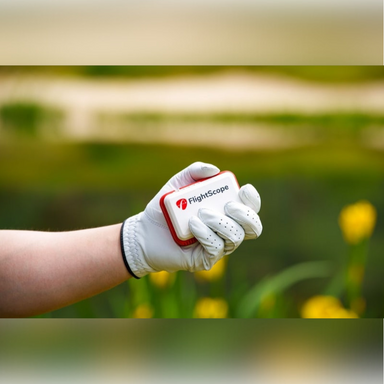 Flightscope Mevo Golf Launch Monitor in der Hand eines Golfers
