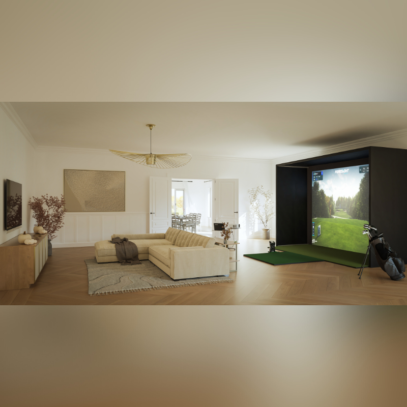 Foresight Sports GC Quad Golf Simulator Set-up im Wohnzimmer hinter einem Sofa.