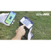Foresight Sports Launch Monitor Quad Max, hineingezoomt auf Bildschirm-Bedienung und Verbindung mit Telefon