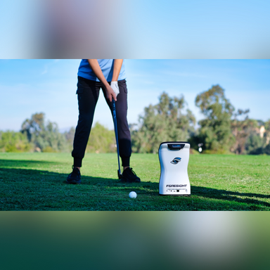 Foresight Sports QuadMax Launch Monitor, Lifestyle Foto, Verwendung auf dem Fairway
