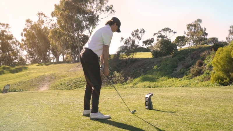 Foresight Sports GC3 Launch Monitor für Golfer auf dem Fairway mit Mann beim Abschlag, Actionfoto