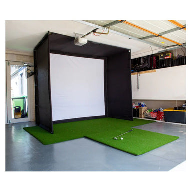 Golf Putting Green voor indoor golfsimulator 24/7 golf vooraanzicht van de schuine kant, waarin je de indoor golfsimulator ziet, bestaande uit de slagkooi, de golfmat en de putting green.