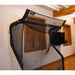The Net Return ''No Fly Zone'' fuer zuhause, Pro und Pro Large V2 Serie Ansicht von schraeg vorne im Wohnzimmer mit der No Fly Zone, am Golfnetz befestigt