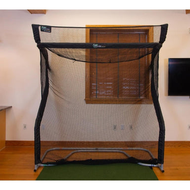 The Net Return ''No Fly Zone'' fuer zuhause, Pro und Pro Large V2 Serie Vorderansicht im Wohnzimmer mit der No Fly Zone, am Golfnetz befestigt