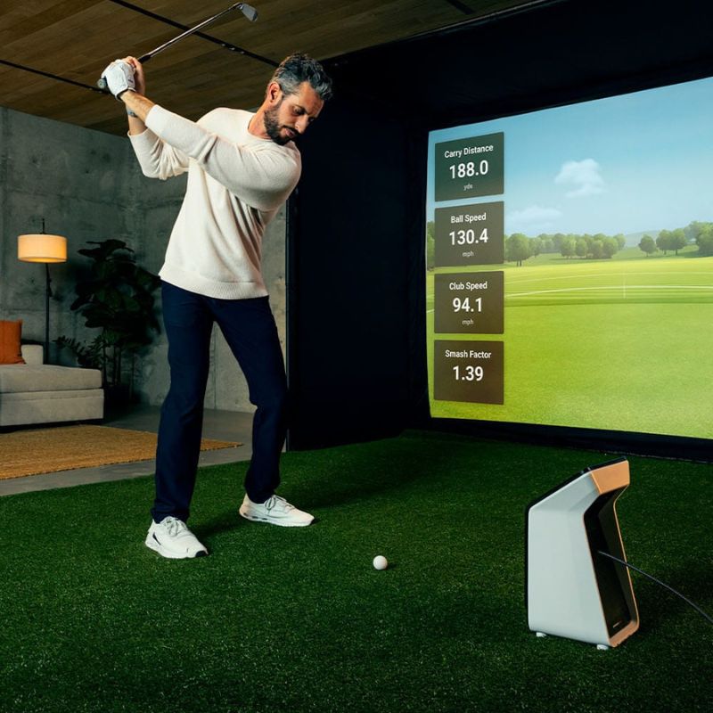 Golfsimulator Indoor mit Garmin Approach R50 Gebrauch durch eine Person in Seitenansicht