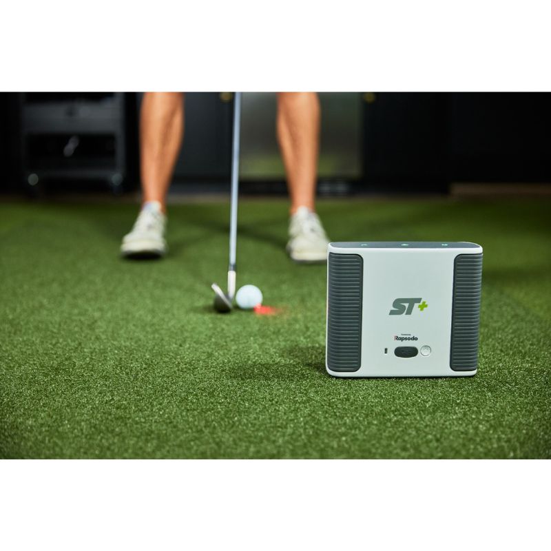 Indoor Golf Simulator SkyTrak+ Indoor Nutzung wird gezeigt