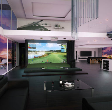 Golfzon Golfsimulator Vorderansicht im Wohnzimmer mit Tisch, Sofa und Klavier dabei. Der gesamte Golfsimulator steht hier im Wohnzimmer.
