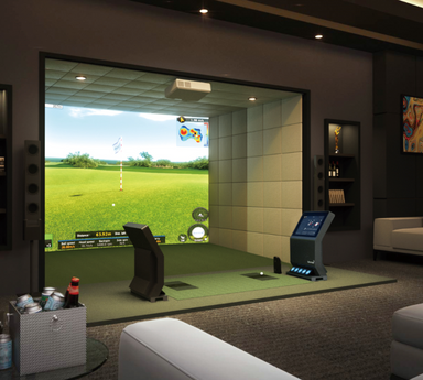 Golfzon T2 Golfsimulator vooraanzicht in woonkamer met een bar, bank en speakers erbij.
