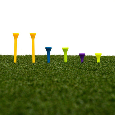 Tee Turf Golfmat van SimSpace met 6 tee's erop die inbegrepen zitten in de aankoop.