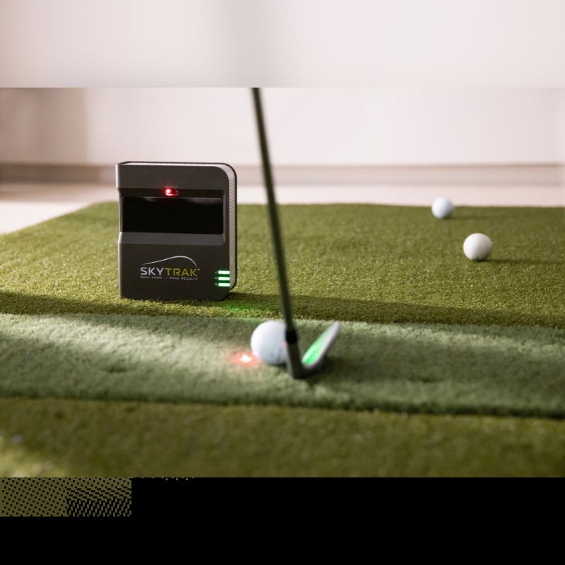 SkyTrak Indoor launch monitor  Vorderansicht auf dem Indoor-Golfsimulator