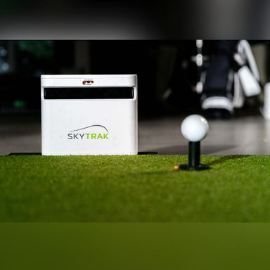 SkyTrak Launch Monitor+ Vorderansicht, auf Golfmatte