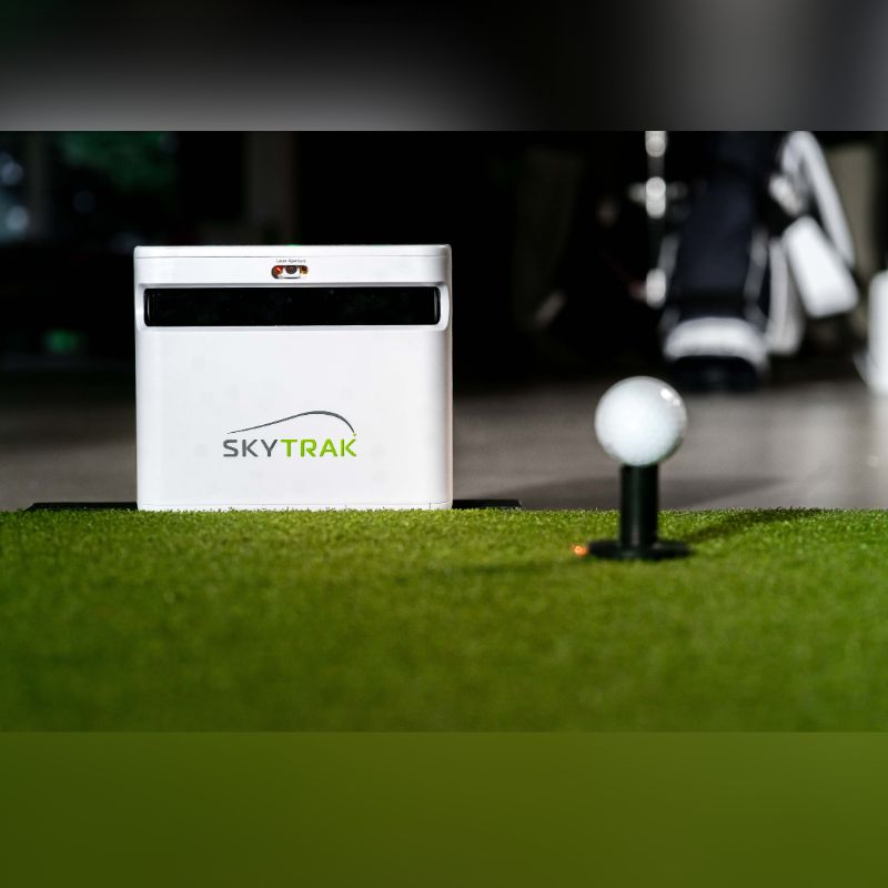 SkyTrak Launch Monitor+ Vorderansicht, auf Golfmatte