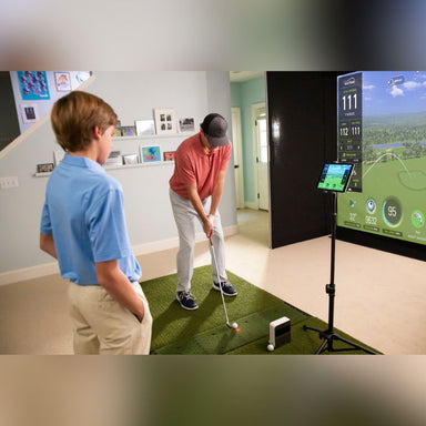 SkyTrak Indoor launch monitor Vater und Sohn, die auf dem Golfsimulator golfen