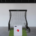 Golfnetz und Mevo Gen 2 – Vorderansicht, beide mit grauem Hintergrund