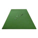 The Net Return Pro Turf Mat bovenaanzicht met witte achtergrond, golfclub en golfbal.