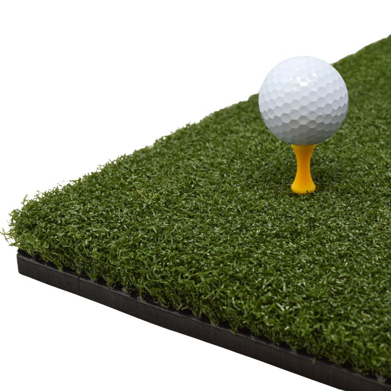 
    Tee Turf Golfmatte von SimSpace zur Verwendung auf Golfsimulatoren, Vorderansicht mit Golfball und Tee darauf